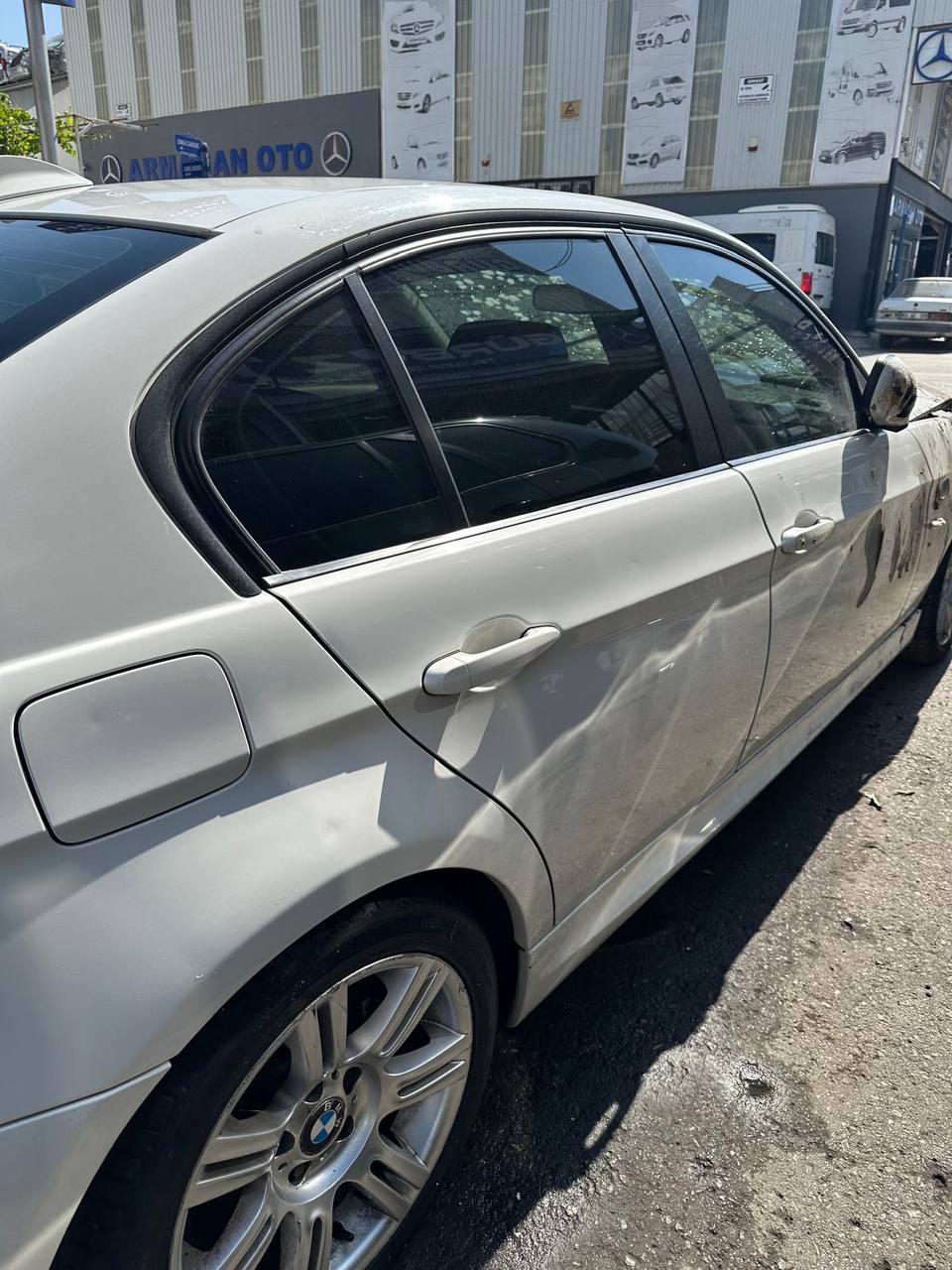 BMW E90 SAĞ ARKA KAPI BEYAZ BMW E90 SAĞ ARKA KAPI BEYAZ