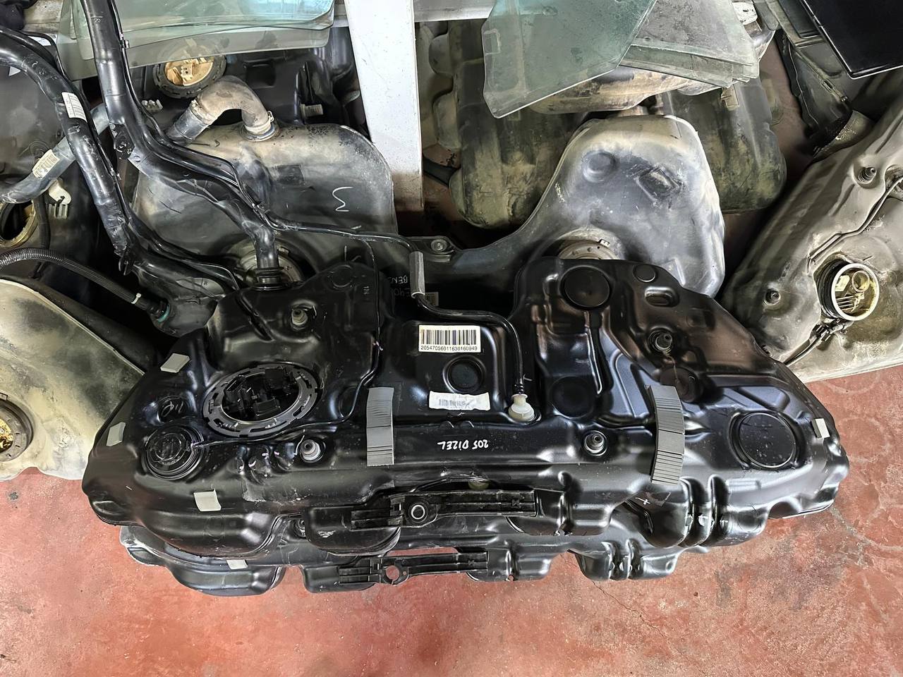 MERCEDES W205 DİZEL YAKIT DEPOSU KOMPLE MERCEDES W205 DİZEL YAKIT DEPOSU KOMPLE